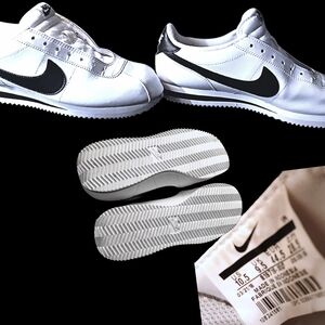 Nike White and Black Sneakers